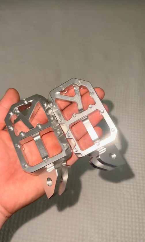 Emoto Foot Pegs